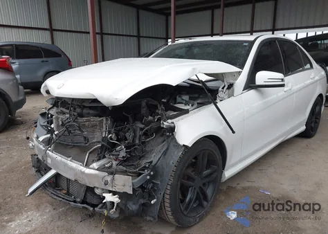 2013 Mercedes-Benz C 250 Sport z USA, uszkodzony, nr VIN WDDGF4HB6DA794986